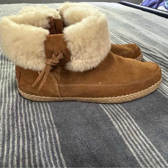 UGG Elowen Moccasin Booties Zip Flat Ankle Boots Chestnut Suede Fur Trim US siz9 - Picture 1 of 13